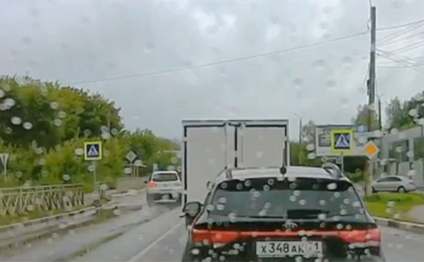 В Новомосковске лихач на Volkswagen Tiguan грубо нарушил ПДД