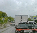 В Новомосковске лихач на Volkswagen Tiguan грубо нарушил ПДД