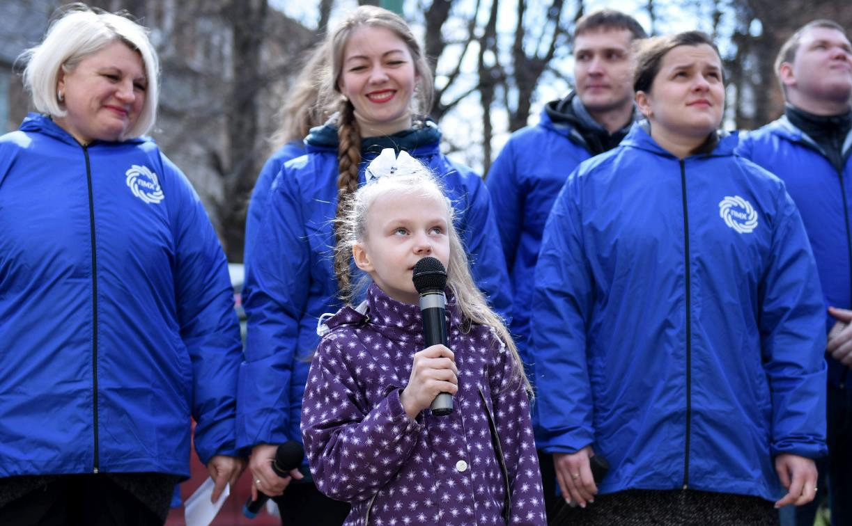 Молодые специалисты Тулачермета и артисты областной филармонии исполнили для ветеранов песни Победы