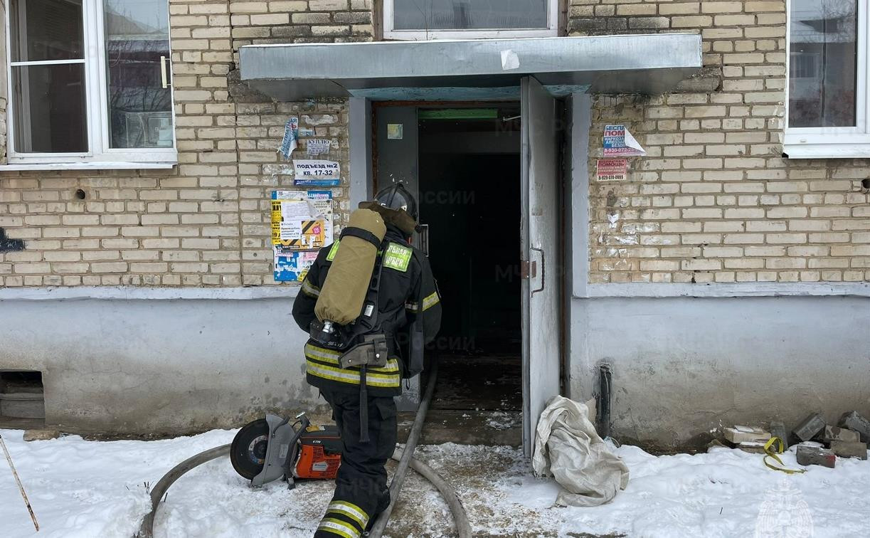 В подвале новомосковской пятиэтажки загорелся мусор
