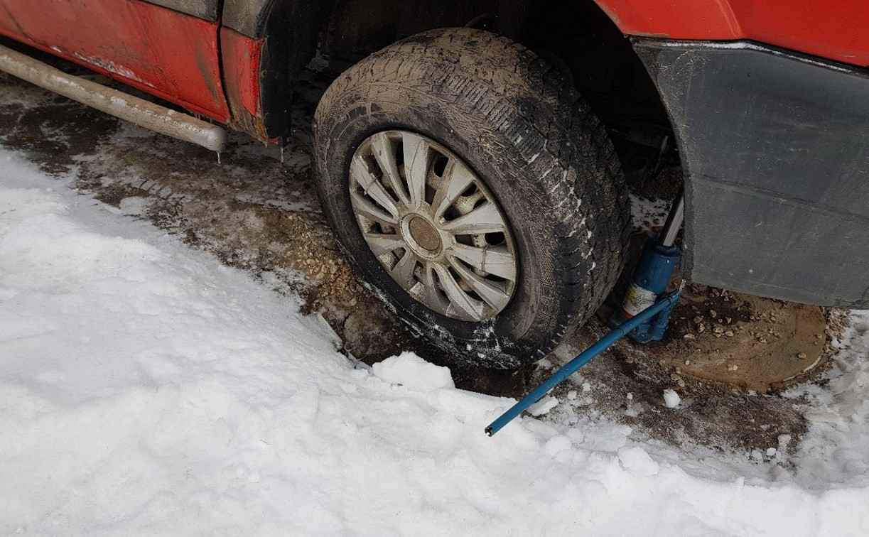 В Туле в одном из дворов автомобиль провалился колесом в яму