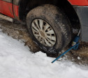 В Туле в одном из дворов автомобиль провалился колесом в яму
