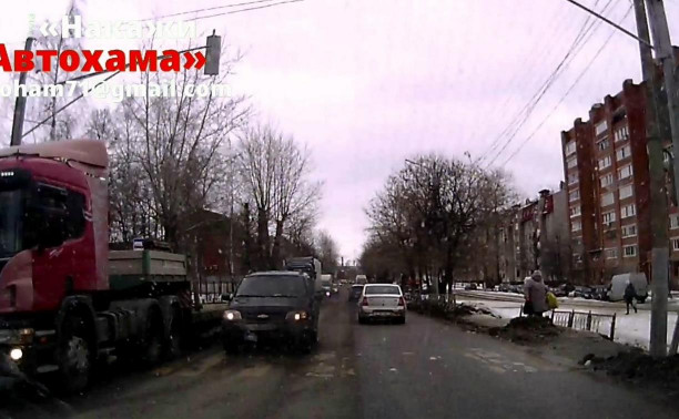 На ул. Кирова водитель Chevrolet Niva обогнал поток по пешеходному переходу