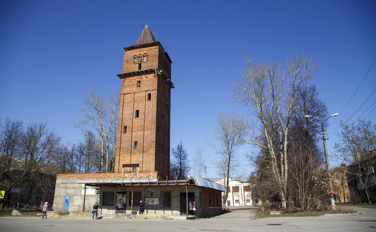 В Бородинском поселке под Тулой рушится водонапорная башня