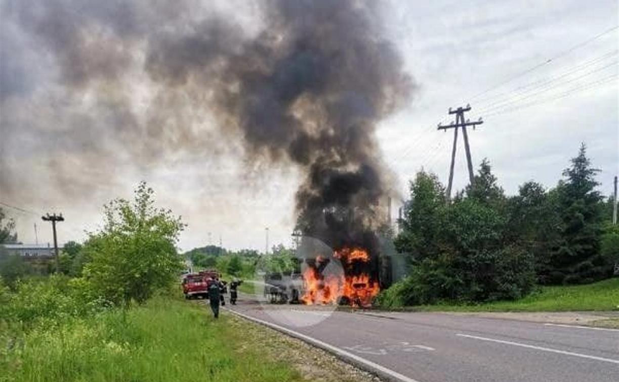 В Суворове попал в ДТП и сгорел большегруз со щебенкой