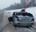 На трассе М-2 грузовик врезался в стоящий Mitsubishi и насмерть сбил водителя