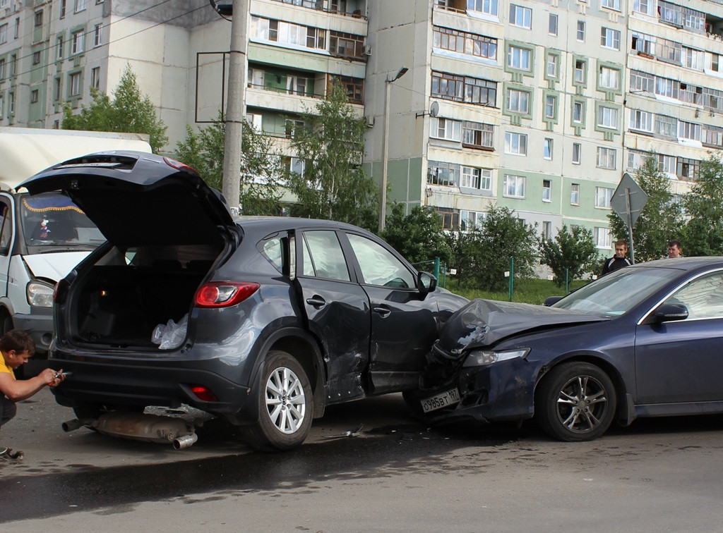 В Пролетарском районе столкнулись три автомобиля