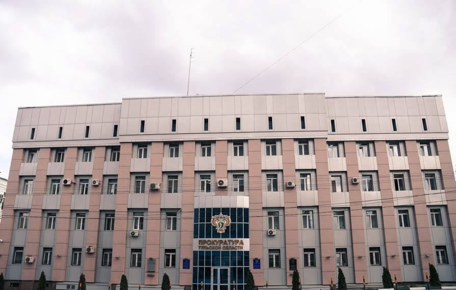 Мастер новомосковского «Азота» допустил слесаря к работе на высоте без страховки: тот рухнул и получил тяжелые травмы