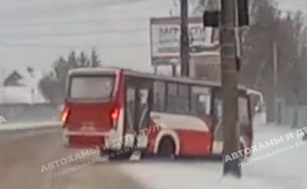 В Туле автобус с пассажирами на повороте вылетел с дороги