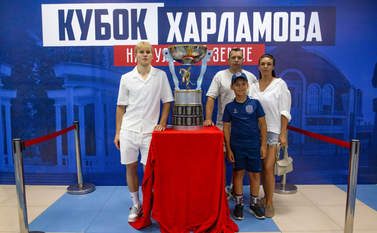 В Новомосковск привезли Кубок Харламова