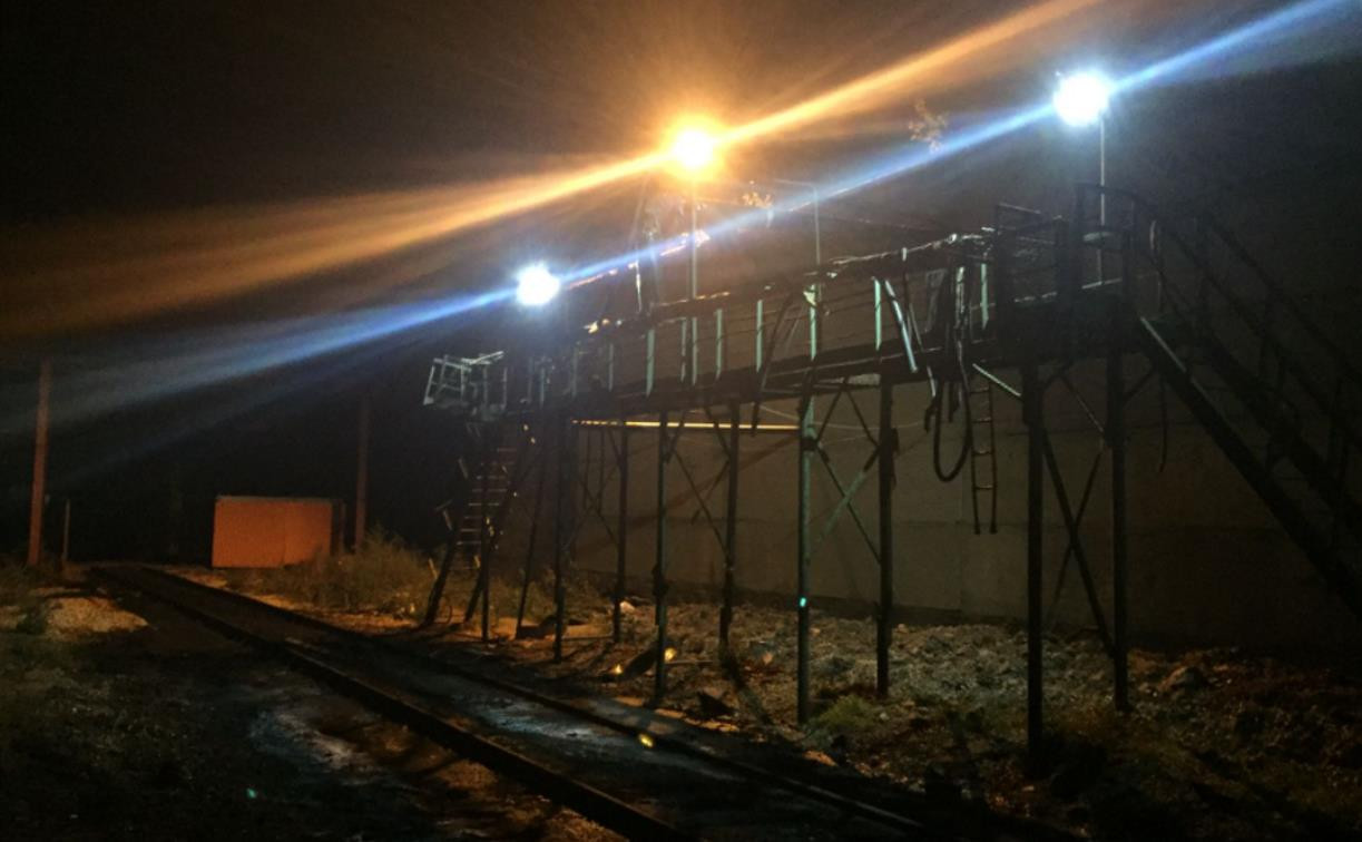 В Новомосковске на химпредприятии рабочий упал с 4-метровой эстакады и разбился