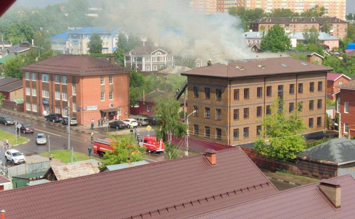  На улице Кирова в Туле загорелась крыша дома