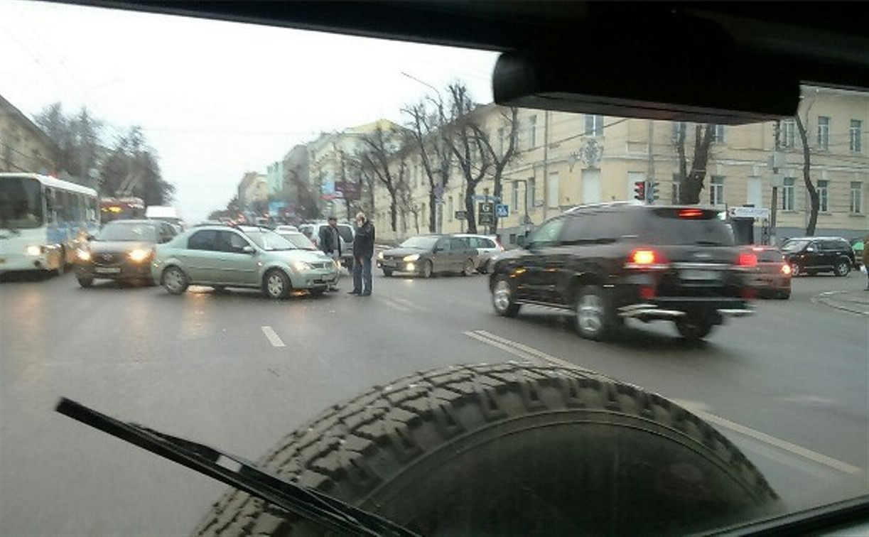 На пересечении пр. Ленина и ул. Пушкинской столкнулись четыре автомобиля 