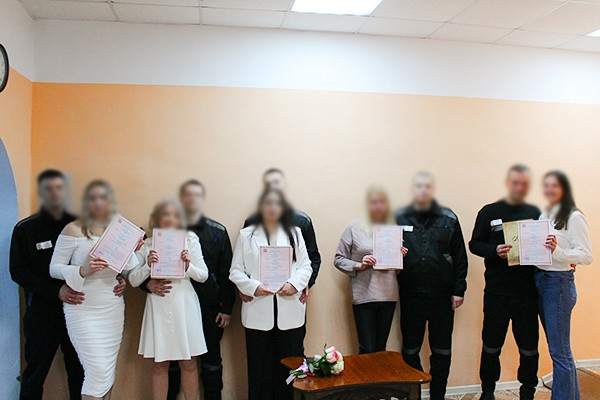 В новомосковской исправительной колонии сочетались браком пять пар