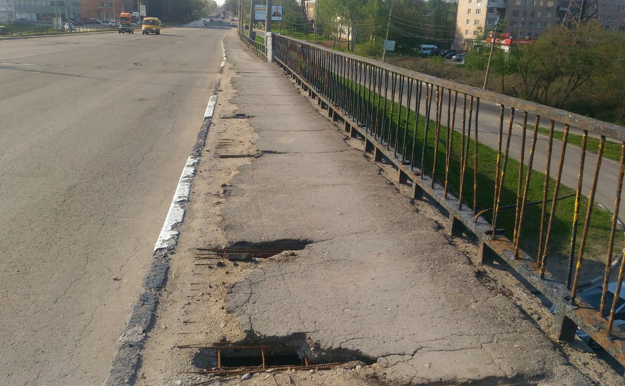 Мост через ул. Рязанскую на въезде в Тулу зияет дырами