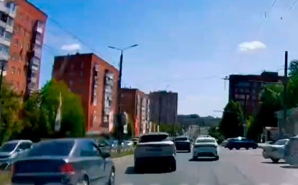На ул. Ложевой водитель кроссовера устроил опасные «шашки»