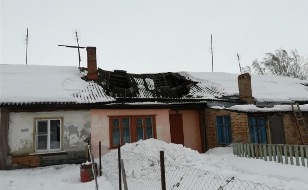 В жилом доме Богородицка от снега провалилась кровля