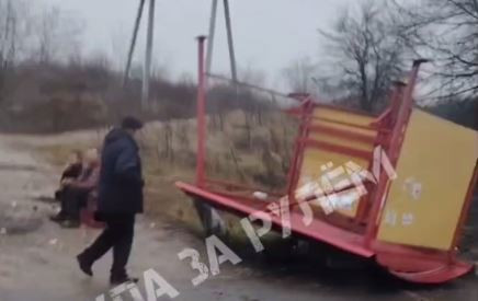 В Барсуках «Опель» после тройного ДТП снёс остановочный павильон