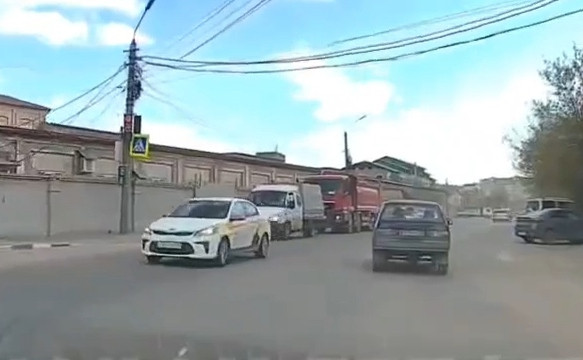В Туле водитель такси неспешно проехал на красный