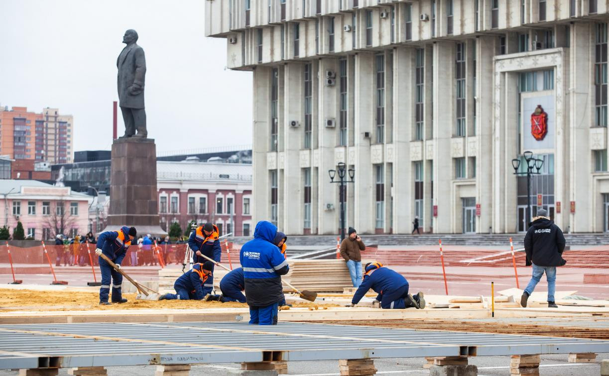 На площади Ленина начали устанавливать Губернский каток и главную ёлку Тулы: фоторепортаж