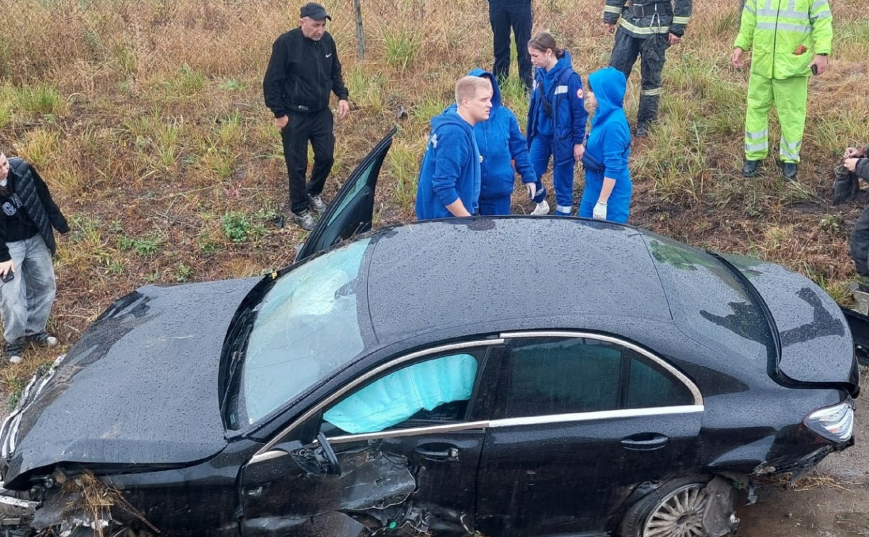 На трассе М-4 под Тулой Mercedes врезался в отбойник и вылетел в кювет