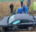 На трассе М-4 под Тулой Mercedes врезался в отбойник и вылетел в кювет