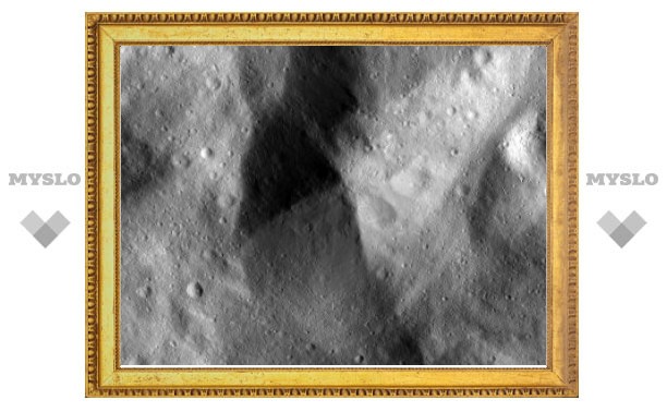 Зонд Dawn прислал первые снимки Весты с низкой орбиты