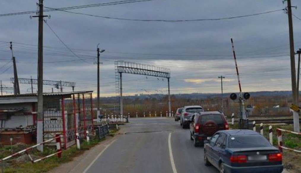 Запрет на движение по ж/д переезду в Плеханово продлили на неделю