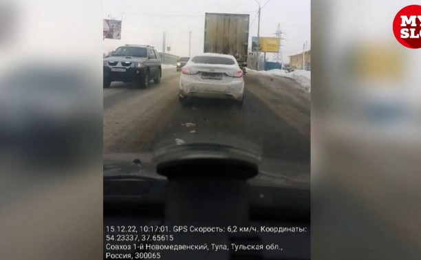 На Веневском шоссе обочечник чуть не угодил под грузовик