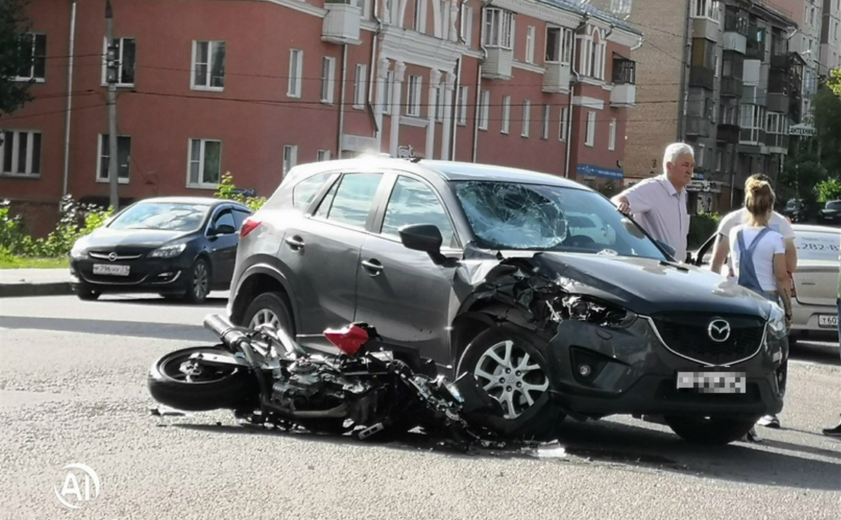 На улице Кутузова в Туле Mazda сбила мотоциклиста