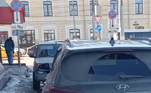 Возле «Гостиного двора» опять заметили нарушителей правил парковки