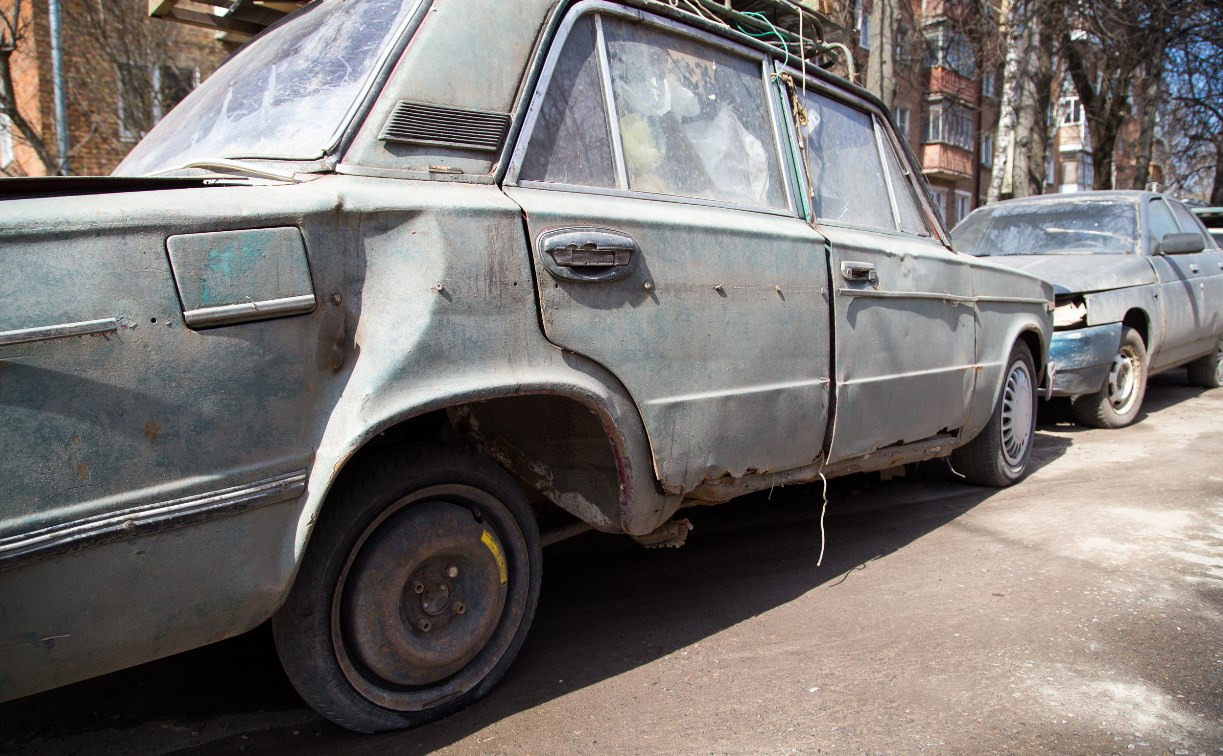 Плюшкины в Туле: На улице Руднева припаркованы легковушки-помойки