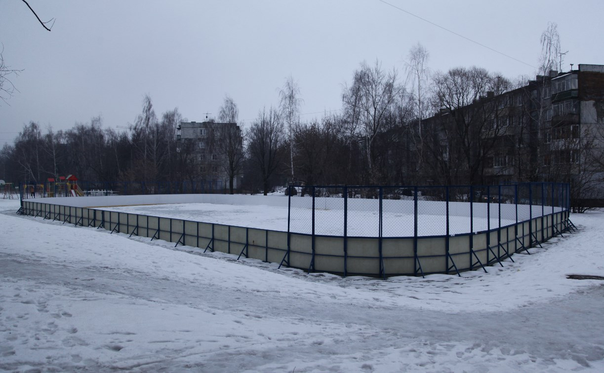 Хоккейную коробку на ул. Новомосковской засыпали щебёнкой