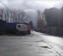 Жители поселка Товарковский жалуются на скопление большегрузов на обочине дороги