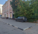 На ул. Каминского водитель припарковался на тротуаре, под деревцем
