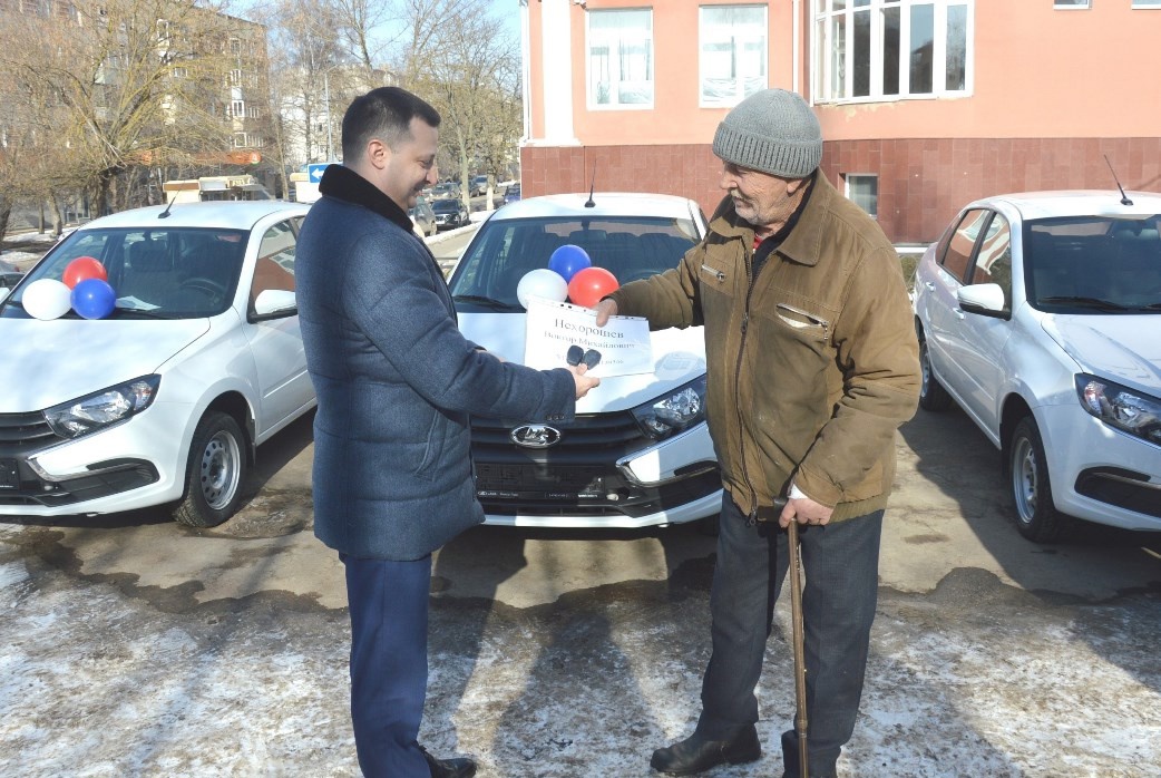 Восьми пострадавшим на производствах тулякам подарили новые автомобили