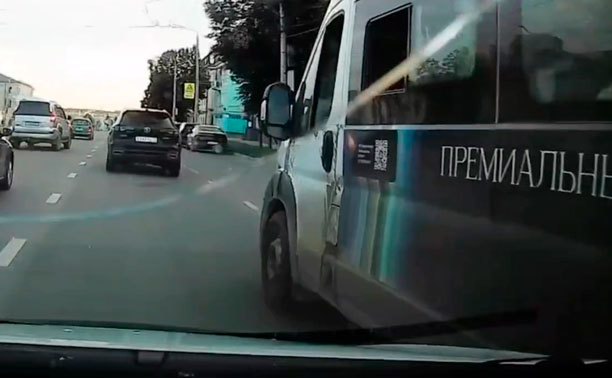 На ул. Октябрьской водитель маршрутки едва не пошел «на абордаж»