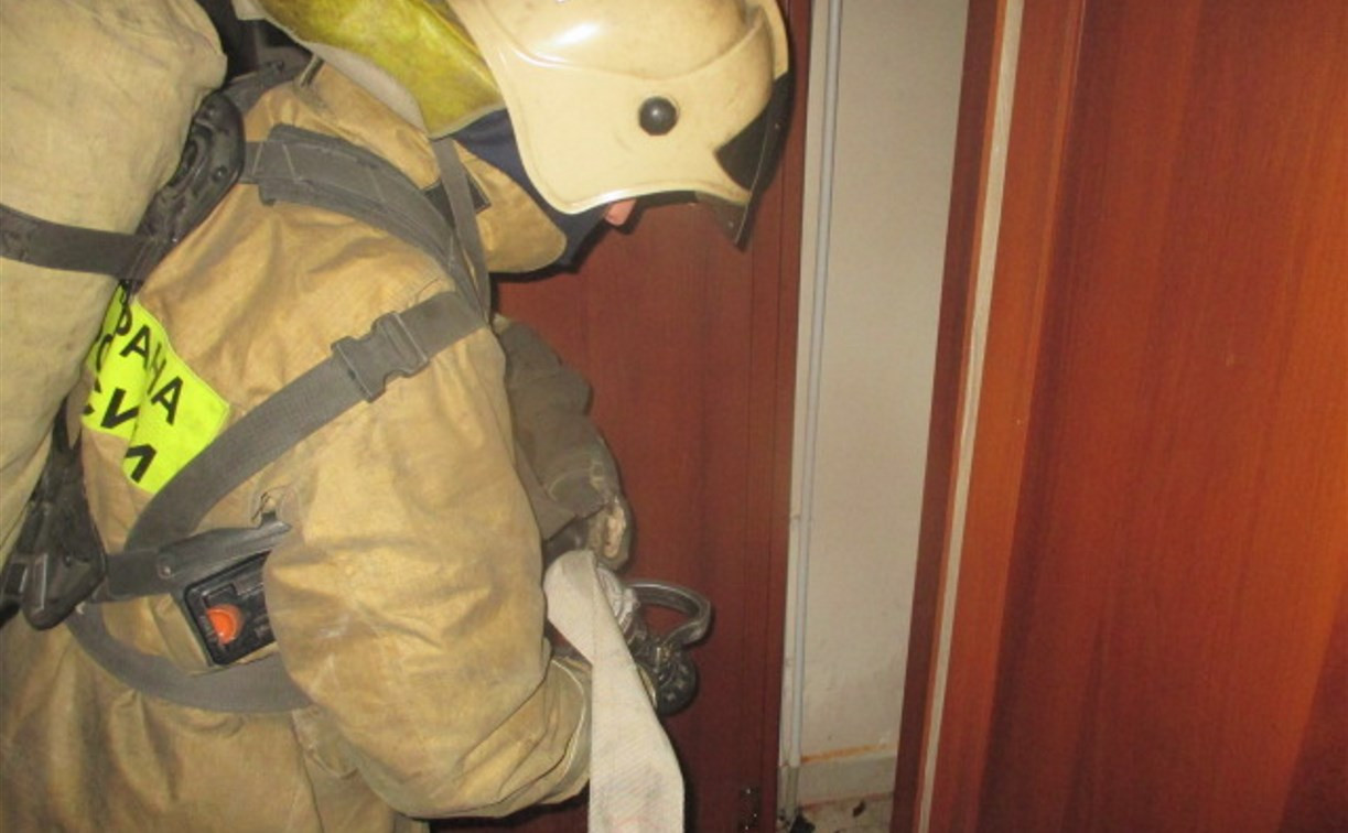 В Узловой из горящей квартиры пожарные спасли человека