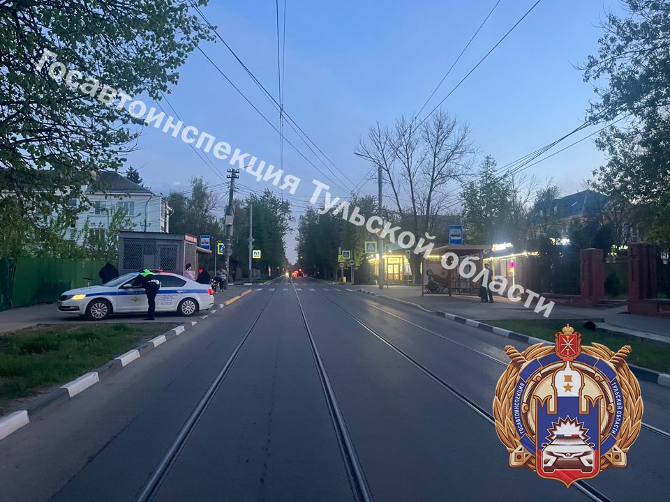 В Туле на Фридриха Энгельса парень на мопеде сбил женщину