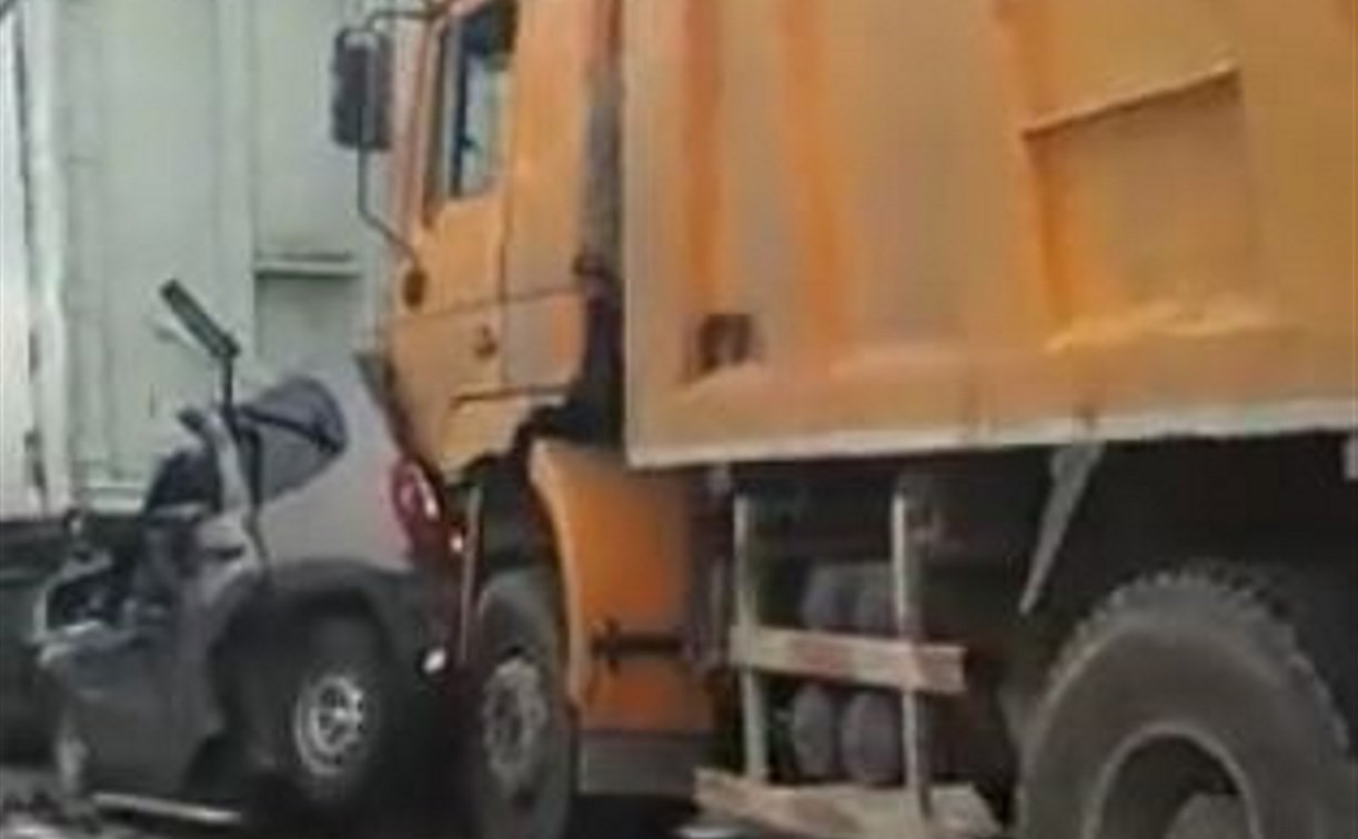 Под Тулой два грузовика смяли «Шевроле»: водитель чудом остался жив