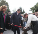 Владимир Груздев отчеканил кремлевский рубль и разрезал 40-килограммовый пряник