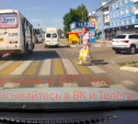 В Новомосковске водитель маршрутки едва не сбил двух пешеходов