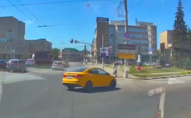 В Туле нарушитель на такси едва не сбил самокатчика-нарушителя
