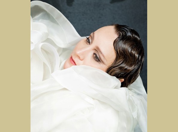 Весна, стихи, любовь: в Ясной Поляне актриса театра «Сатирикон» представит музыкально-поэтический спектакль