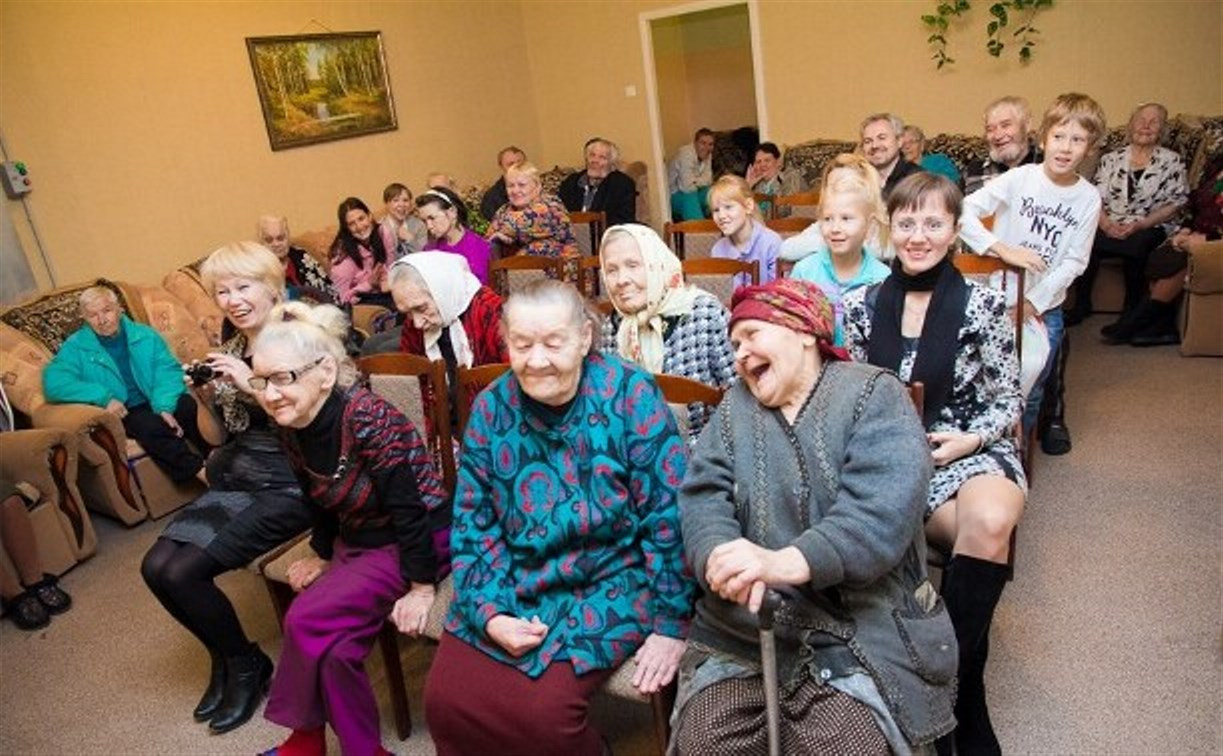 В России предлагают совместить детские дома и дома престарелых