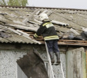 Разрушенные ураганом крыши в селе Воскресенское восстанавливали всю ночь