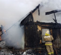 В тульском поселке сгорел деревянный дом