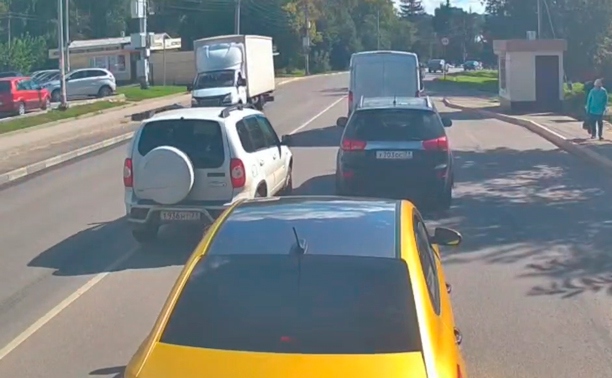 На Одоевском шоссе водитель нарушил ПДД и устроил мелкую аварию