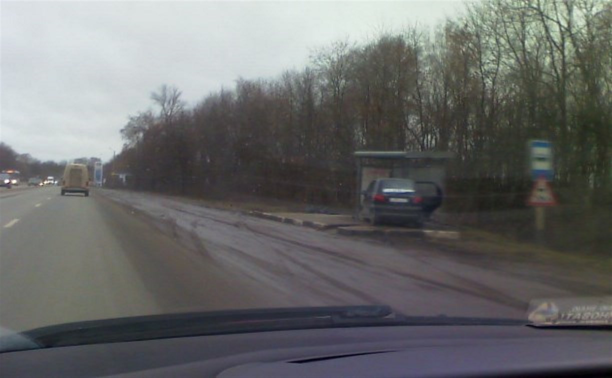 На Новомосковском шоссе Daewoo Matiz въехал в автобусную остановку