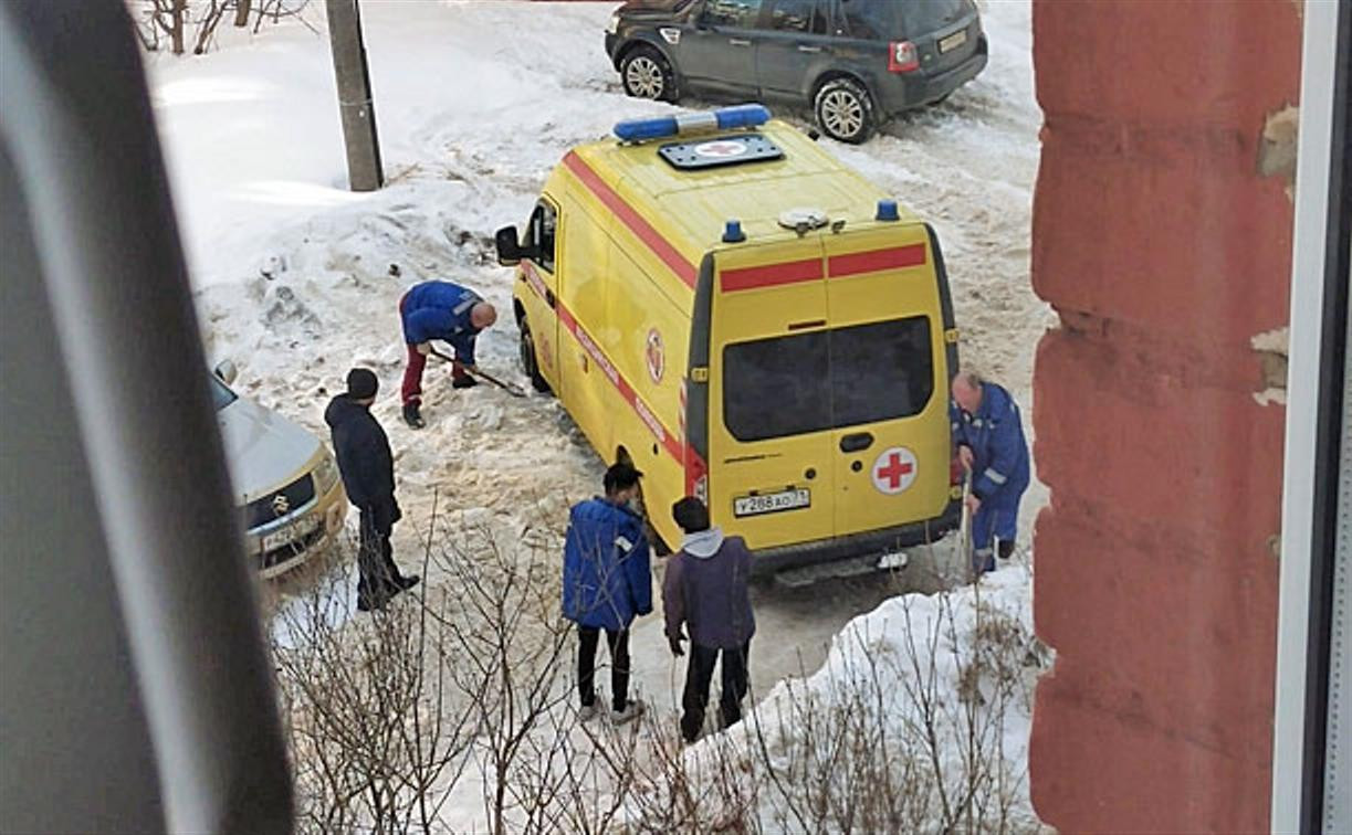 В Новомосковске во дворе застрял вызванный пожилому инвалиду реанимобиль